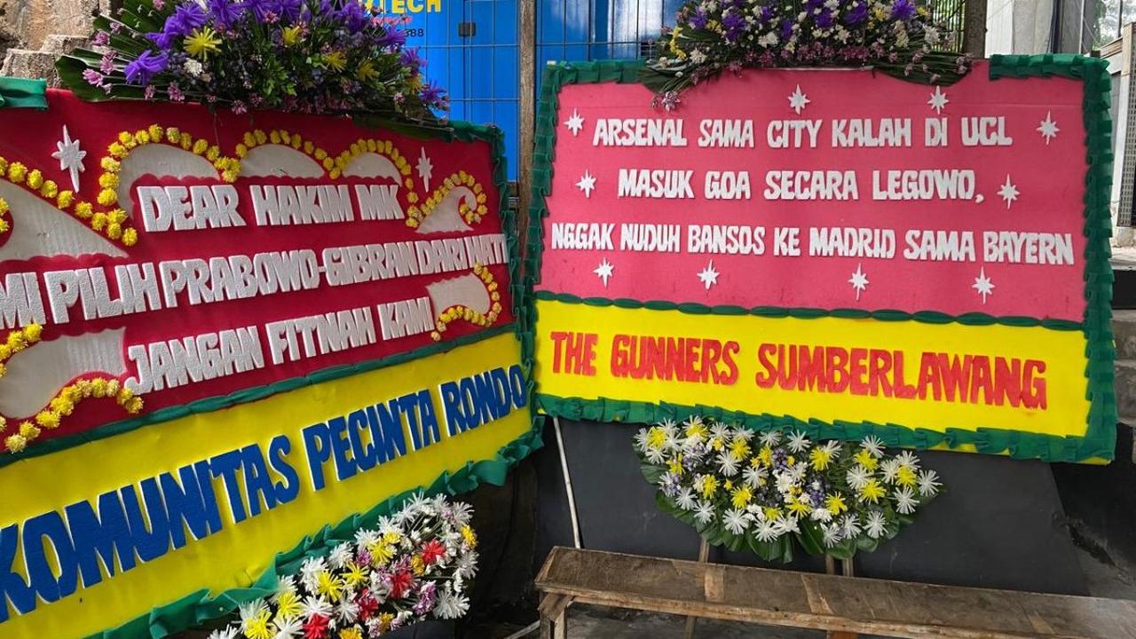 Jelang Sidang Putusan PHPU, Karangan Bunga Sindir Sengketa Pilpres Berjejer di MK & Dukung Prabowo-Gibran