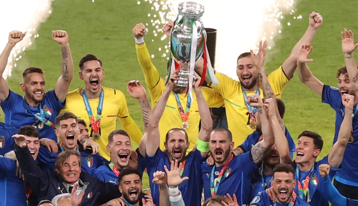Lima pemain Timnas Italia yang berhasil meraih trofi Euro 2020 masuk nominasi penerima Ballon d'Or 2021. Bagaimanakah peluang mereka? Apakah Ballon d'Or 2021 akan sukses diraih? Atau nasib mereka serupa dengan 5 pemain berikut yang gagal meski menjuarai Euro? (AFP/Pool/Catherine Ivill)