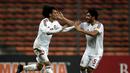 Pemain UEA, Omar Abdulrahman (kiri), merayakan gol yang dicetaknya ke gawang Malaysia dalam Kualifikasi Piala Dunia 2018 di Stadion Shah Alam, Malaysia, (17/11/2015). Malaysia kalah 1-2 dari UEA. (AFP Photo/Manan Vatsyayana)