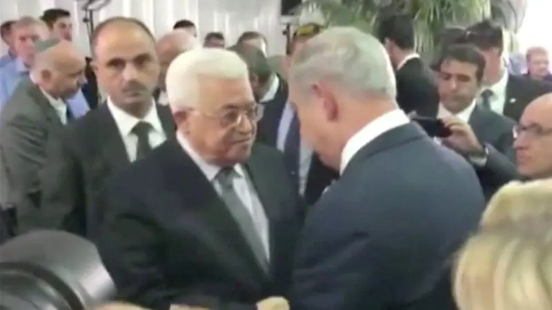 Pemandangan mengharukan ketika Presiden Palestina, Mahmoud Abbas dan PM Israel, Benjamin Netanyahu berjabat tangan dalam pemakaman mantan presiden, Shimon Peres