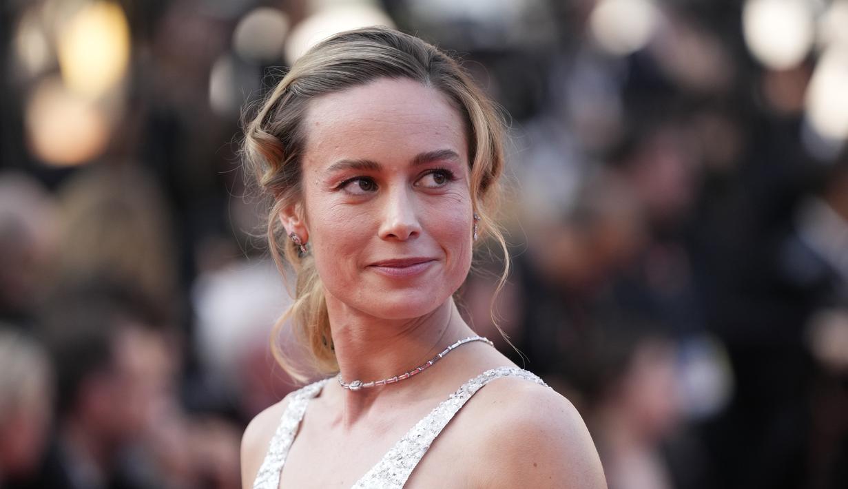 Anggota juri ini juga menambahkan beberapa inci ke tubuhnya dengan sepasang sepatu yang terkoordinasi. (Photo by Scott Garfitt/Invision/AP)