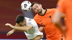 Bek Belanda, Stefan de Vrij, duel udara dengan pemain Bosnia and Herzegovina, Amer Gojak, pada laga UEFA Nations League di Johan Cruyff ArenA, Senin (16/11/2020). Belanda menang dengan skor 3-1. (John Thys/Pool via AP)