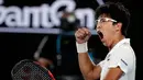 Ekspresi petenis Korea Selatan Chung Hyeon memasukan poin saat bertanding melawan petenis Serbia, Novak Djokovic pada putaran keempat kejuaraan tenis Australia Terbuka di Melbourne (22/1). Chung Hyeon menang 6-7(4), 5-7, 6-7(3). (AP Photo/Vincent Thian)