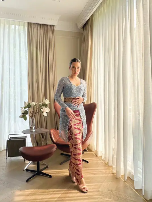 Raisa tampil ayu mengenakan kebaya Bali berwarna biru karya Anji Asmara [@raisa6690]