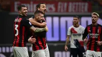 Para pemain AC Milan merayakan gol Ante Rebic (dua dari kiri) pada laga Liga Italia melawan Crotone, di San Siro, Minggu (7/2/2021). (AFP/Miguel Medina))