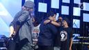 Menteri BUMN Erick Thohir (tengah) saat acara doa bersama dan konser amal Salam Satu Jiwa di Bekasi, Jawa Barat, Minggu (8/1/2023). Konser ini merupakan bentuk dukungan dan solidaritas terhadap korban tragedi Kanjuruhan Malang. (Liputan6.com/Herman Zakharia)