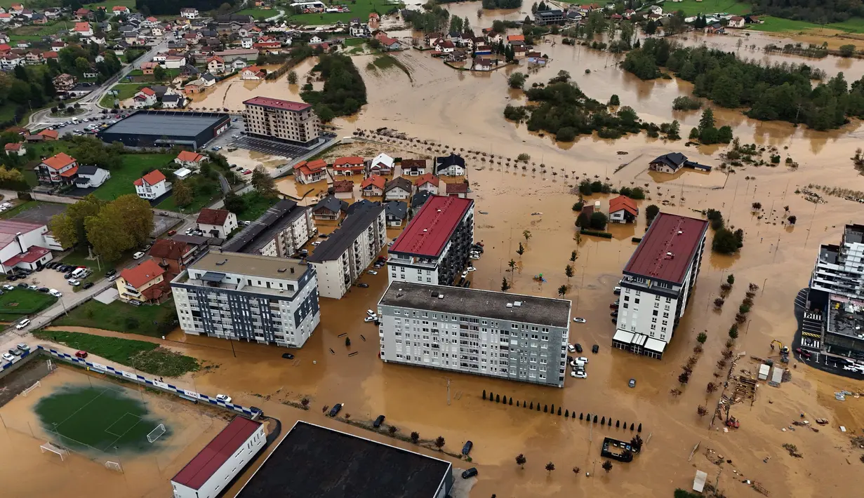 Sejumlah rumah-rumah, mobil, dan kebun-kebun terendam air di Kiseljak. (RUSMIR SMAJILHODZIC/AFP)