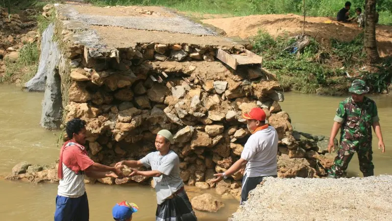 Ambruknya Jembatan Swadaya Penghubung Siswa Menuju Cita-Cita