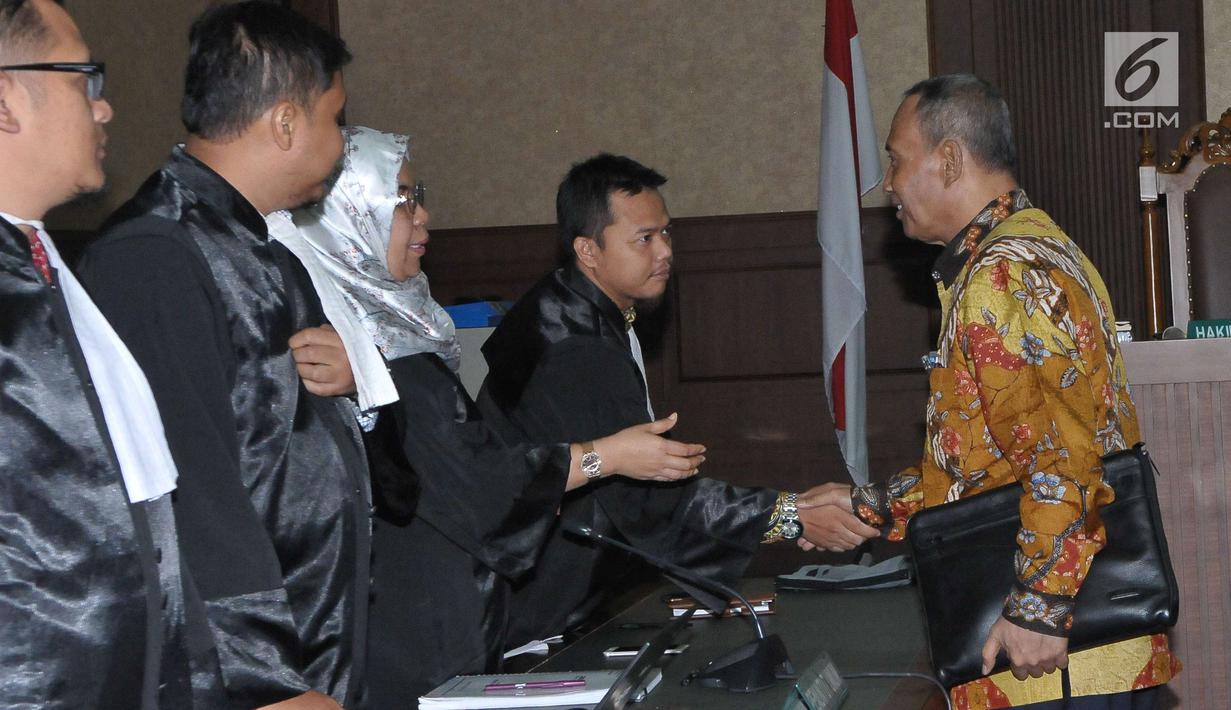 Terdakwa kasus korupsi pengadaan KTP Elektronik (e-KTP), Sugiharto bersalaman dengan tim kuasa hukum usai menjalani sidang vonis di Pengadilan Tipikor Jakarta, Kamis (20/7). (Liputan6.com/Helmi Afandi)