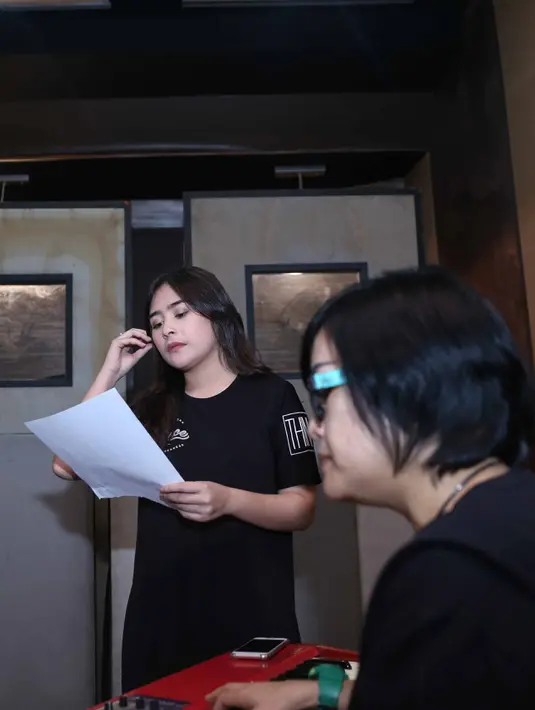 Puluhan artis papan atas siap meramaikan SCTV Awards 2016 mendatang. Diantaranya, Prilly Latuconsina dan Paramitha Rusadi. Prilly mengungkapkan kebanggannya bisa berduet dengan penyanyi senior. (Nurwahyunan/Bintang.com)