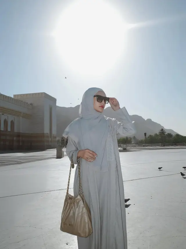 Gaya Annisa Aziza Pakai Hijab dan Baju Syar'i saat Umroh, Tampil Anggun dan Memukau