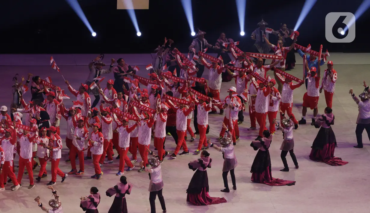 Kontingen Indonesia melintas saat upacara pembukaan SEA Games 2019 di Philipine Arena Bulacan, Manila, Sabtu (30/11/2019). Pesta olahraga se-Asia Tenggara ini akan berlangsung hingga 11 Desember. (Bola.com/M Iqbal Ichsan)