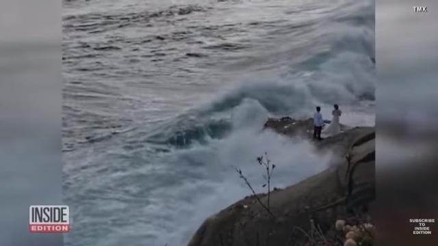 Pasangan Pengantin Baru Nyaris Dijemput Maut Saat Berfoto Pernikahan di Tepi Laut