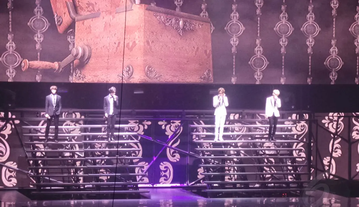 Suasana pun jadi sedikit mellow kala boyband yang beranggotakan lima orang itu menyanyikan lagu ballad, Jakarta, Minggu (22/6/14). (Liputan6.com/Desika Pemita)