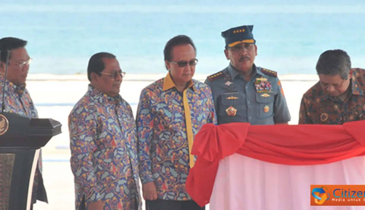 Citizen6, Maluku Utara: Presiden SBY menandatangani monumen Trikora pada Puncak Sail Morotai 2012 di dampingi Panglima TNI MKP Sharif C Sutardjo, Gubernur Malut dan Menko Kesra Agung Laksono. (Pengirim: Efrimal Bahri).