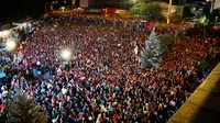 Ribuan pendukung Partai Keadilan dan Pembangunan (AKP) di Ankara, Turki, Senin (25/6). Ada 59,39 juta pemilih yang terdaftar dalam pemilu Turki tahun ini. (Presidency Press Service via AP, Pool)