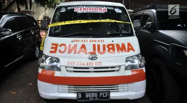 Penampakan ambulans Partai Gerindra yang diamankan polisi terparkir di halaman Mapolda Metro Jaya, Jakarta, Kamis (23/5/2019). Ambulans milik Partai Gerindra Tasikmalaya berpelat nomor B 9686 PCF tersebut diamankan polisi karena diduga mengangkut batu dalam Aksi 22 Mei. (merdeka.com/Iqbal Nugroho)