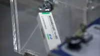 Sekotak vaksin COVID-19 terlihat saat proses produksi di bengkel pengemasan selama tur media di kantor pusat Sinopharm di Beijing pada 26 Februari 2021. The Beijing Institute of Biological Products mengembangkan vaksin corona dari virus yang sudah dilemahkan. (Noel Celis/AFP)