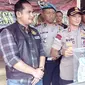 Kapolres Garut AKBP Budi Satria Wiguna saat itu, menunjukan beberapa barang bukti yang digunakan para pelaku pencabulan yang dilakukan tersangka di Garut (Liputan6.com/Jayadi Supriadin)