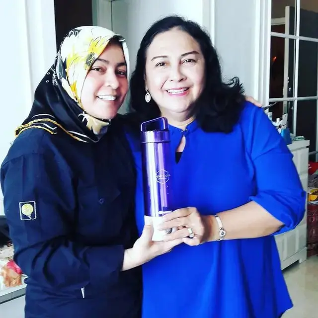 Potret 6 Artis Mualaf Bareng Ibunda, Harmonis Meski Beda Keyakinan