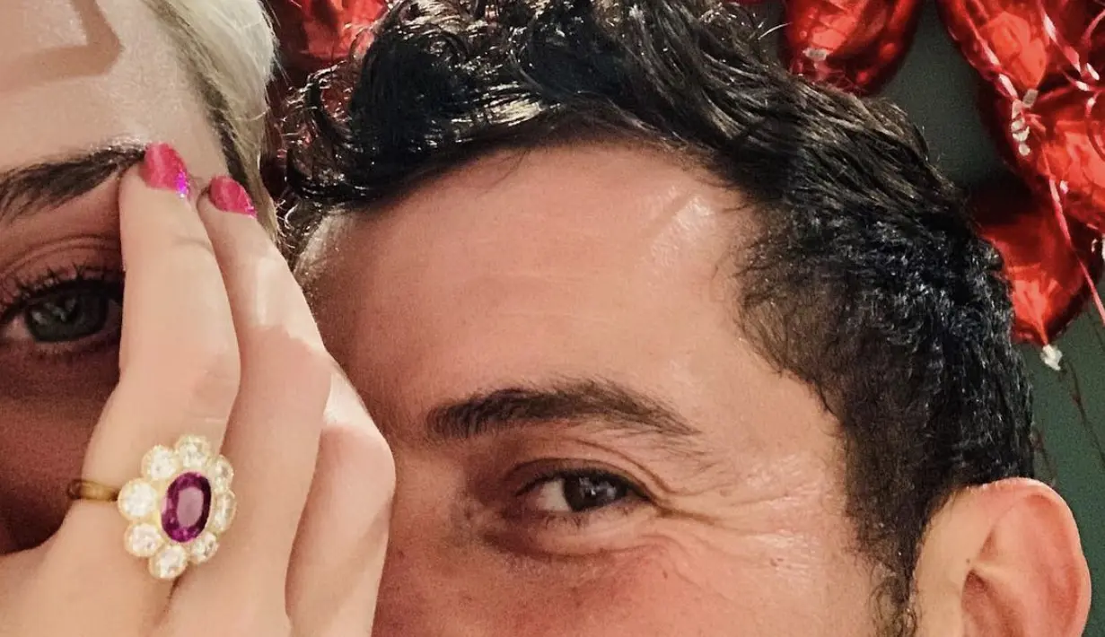 Dengan desain cincin yang unik, Paduan berlian pink, dan batu safir yang terangkai seperti bunga menghadirkan kesan menggemaskan dan berbeda. [Foto: Katy Perry/ Instagram]