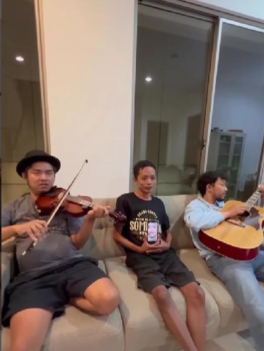 Dodit Mulyanto dan teman-temannya saat memparodikan video Begitu Syulit Lupakan Reyhan. (Foto: Instagram/dodit_mul)