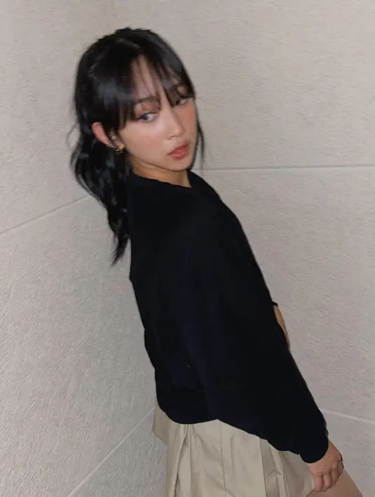 Simple tapi chic, Dita kali ini memadukan oversized sweater hitam dengan rok mini warna khaki. [@secretnumber.official]