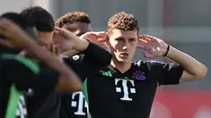 Bek Prancis Bayern Munchen #05 Benjamin Pavard menghadiri sesi latihan publik di lapangan klub di Munich, Jerman selatan, pada 22 Agustus 2023. (Photo by Christof STACHE / AFP)