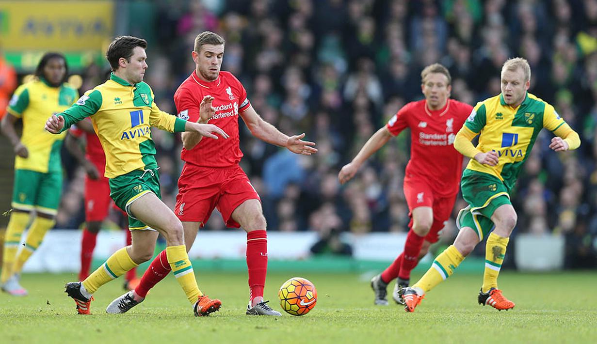 Pemain Liverpool, Jordan Henderson, menghadang pergerakan pemain Norwich, Jonathan Howson. Sembilan gol tercipta pada laga antara kedua tim. (Reuters/Alex Morton)