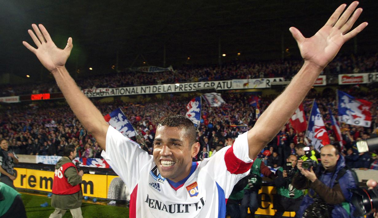 Sonny Anderson. Striker asal Brasil ini telah memperkuat Marseille musim 1993/1994, Monaco selama 3 musim mulai 1994/1995 hingga 1996/1997 dan Lyon selama 4 musim mulai 1999/2000 hingga 2002/2003. Total bermain dalam 294 penampilan di semua ajang dengan mencetak 176 gol. (AFP/Franck Fife)