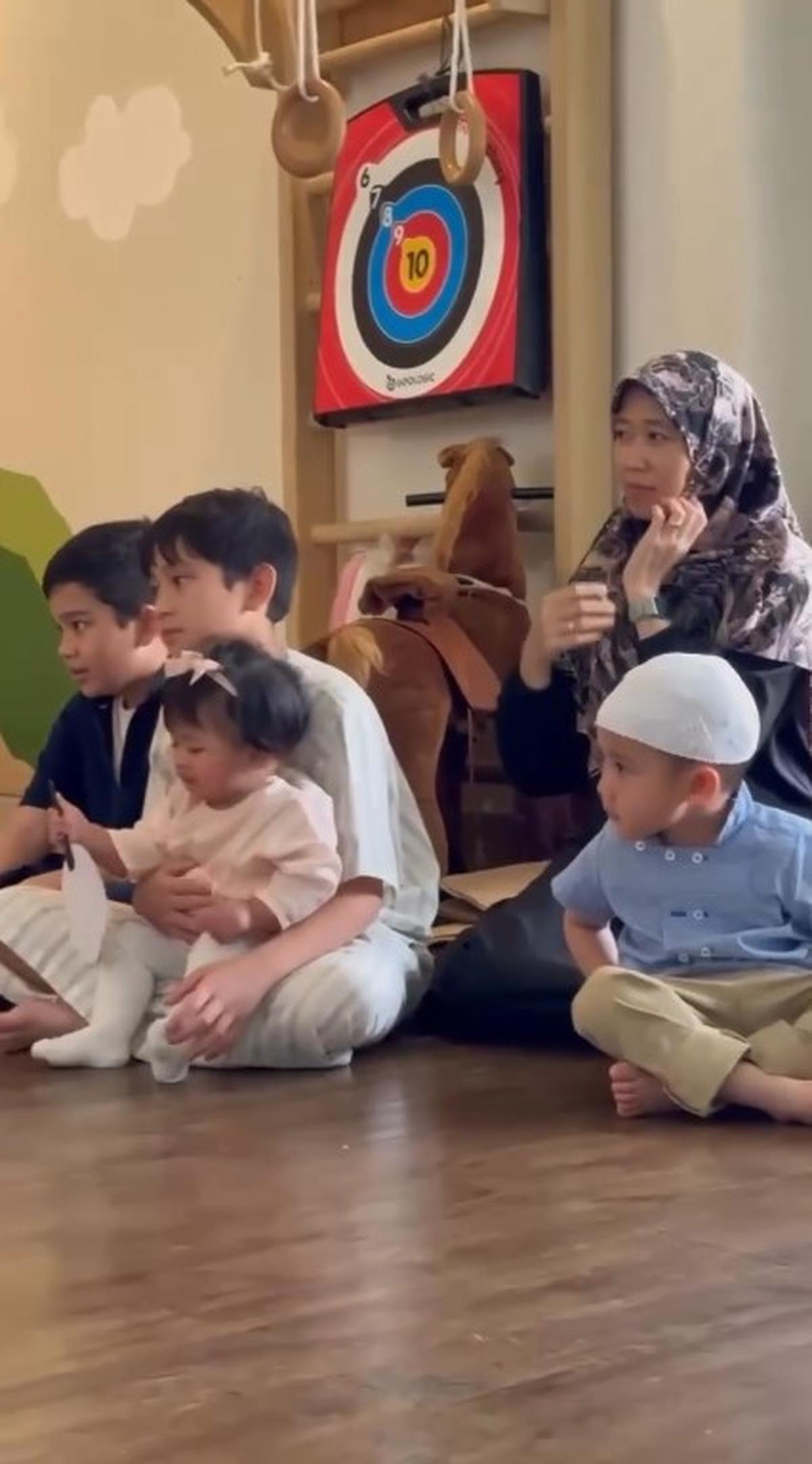 Gemes Banget, Ini Momen Rafathar Ikut Pesantren Kilat Sambil Momong Rayyanza dan Lily