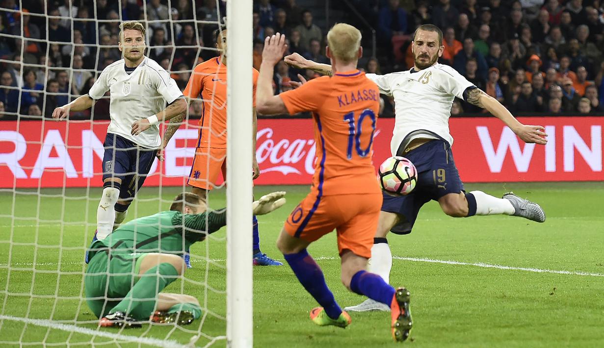 Bek Italia, Leonardo Bonucci, berhasil menjebol gawang Belanda. Gol Italia dicetak oleh Eder Martins, pada menit ke-11 dan Leonardo Bonucci, menit-32, sedangkan gol Belanda datang dari lesakan bunuh diri Alessio Romagnoli menit ke-10. (AFP/John Thys)