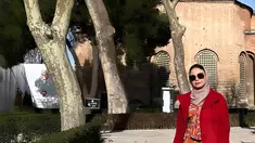 Baru-baru ini Rossa tengah berada di Turki. Rossa tampak begitu anggun dengan long dress yang dipadukan dengan coat warna merah. Dia pun ramai dipuji cantik dengan jilbab warna abu-abu. (Liputan6.com/IG/@itsrossa910)