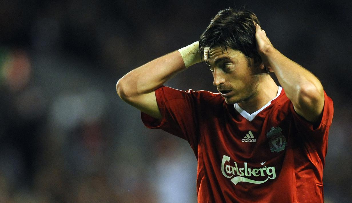 Reaksi kecewa gelandang Liverpool, Albert Riera setelah gagal memanfaatkan peluang saat menghadapi Debrecen pada laga Liga Champions 2009/2010 di Anfield Stadium, Liverpool (16/9/2009). Albert Riera didatangkan Liverpool pada awal musim 2008/2009 dari Espanyol dengan nilai transfer sebesar 9,8 juta euro atau kini setara Rp159 miliar. Pada awal musim 2010/2011 ia dilepas ke Olympiakos dengan nilai transfer 6 juta euro. Pada Juli 2016 ia memutuskan pensiun bersama klub terakhirnya FC Koper. (AFP/Paul Ellis)