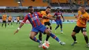 Striker Crystal Palace, Jordan Ayew, berebut bola dengan gelandang Wolverhampton Wanderers, Joao Moutinho, pada laga lanjutan Premier League di Molineux Stadium, Selasa (21/7/2020) dini hari WIB. Wolves menang 2-0 atas Crystal Palace. (AFP/Martin Rickett/pool)