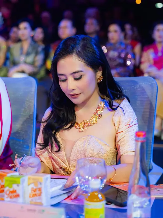 Prilly Latuconsina jadi juri di pemilihan Puteri Indonesia 2024. [Foto: Instagram/prillylatuconsina96]