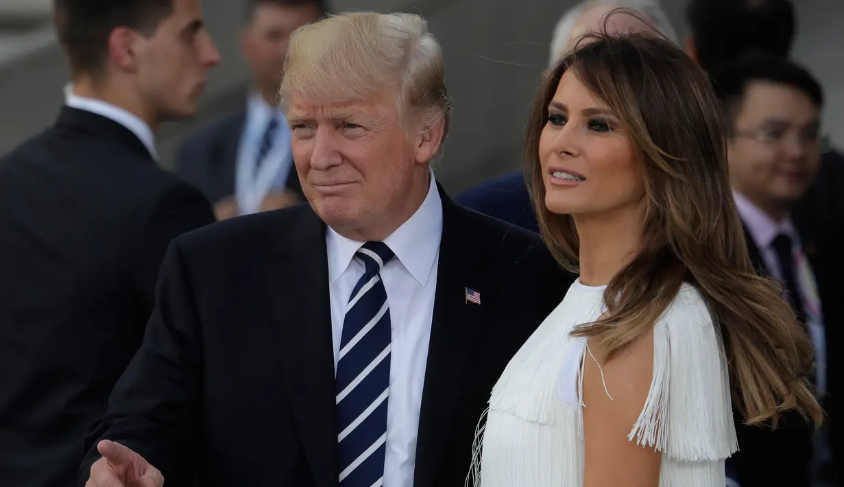 Presiden AS, Donald Trump didampingi istrinya Melania tiba pada hari pertama KTT G-20 di Hamburg, Jerman utara, Jumat, (7/7). Sejumlah pemimpin negara berkumpul dalam KTT G20 pada 7-8 Juli 2017. (AP Photo/Markus Schreiber)