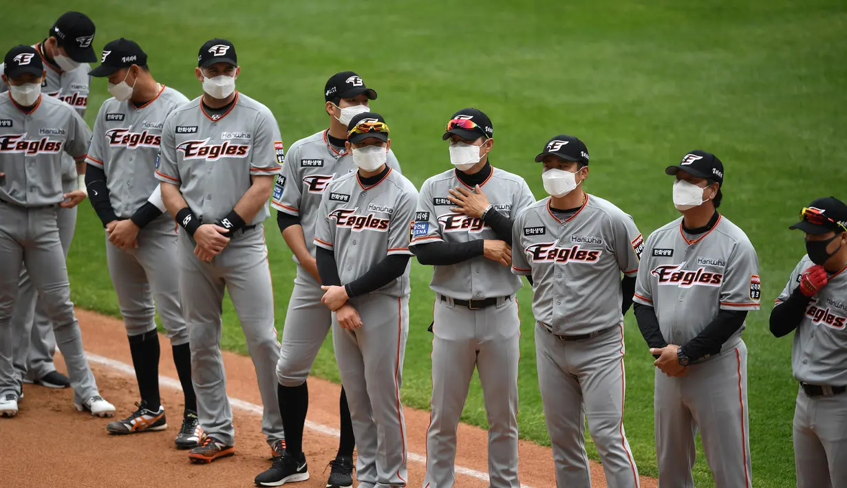 Pemain Hanwha Eagles mengenakan masker saat pertandingan kompetisi baseball KBO League 2020 di Munhak Baseball Stadium, Incheon, Kamis (5/5/2020). Korea Selatan kembali gelar baseball KBO League 2020 dengan sistem pertandingan tanpa penonton di tengah pandemi COVID-19. (AFP/Jung Yeon-je)