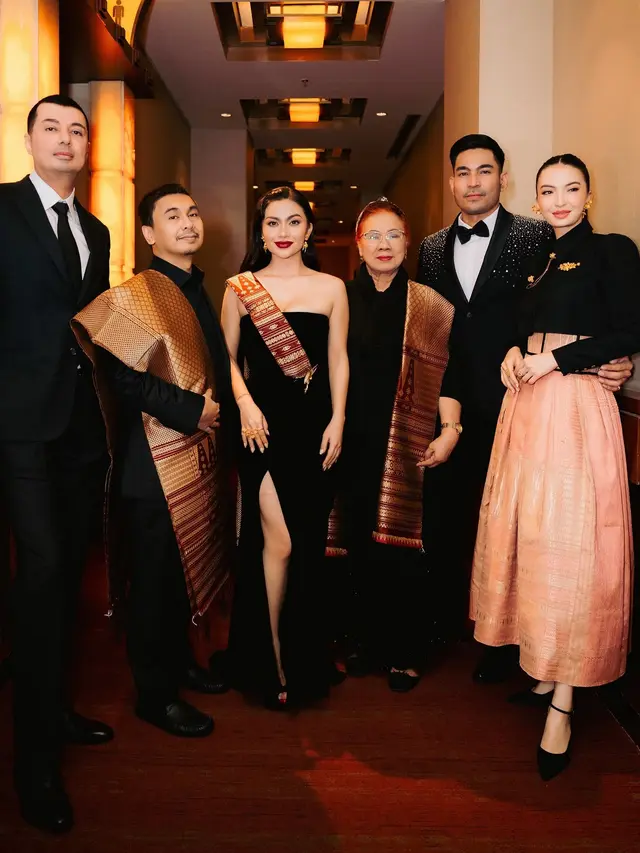 7 Potret Ariel Tatum di Gala Premier Film Catatan Harian Menantu Sinting