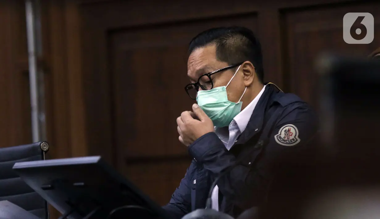 Terdakwa kasus dugaan suap penghapusan red notice atas nama Djoko S Tjandra, Brigjen (Pol) Prasetijo Utomo saat menjalani sidang lanjutan di Pengadilan Tipikor Jakarta, Senin (7/12/2020). Sidang menyimak keterangan saksi-saksi. (Liputan6.comHelmi Fithriansyah)