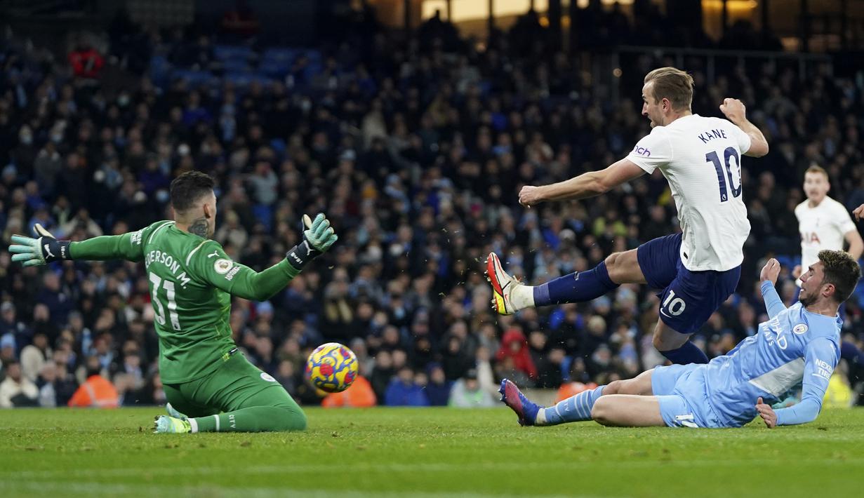 Empat menit berselang Harry kane nyaris mencetak gol keduanya. Bola hasil tendangannya masih mampu diblok Ederson Moraes dari jarak dekat. (AP/Jon Super)