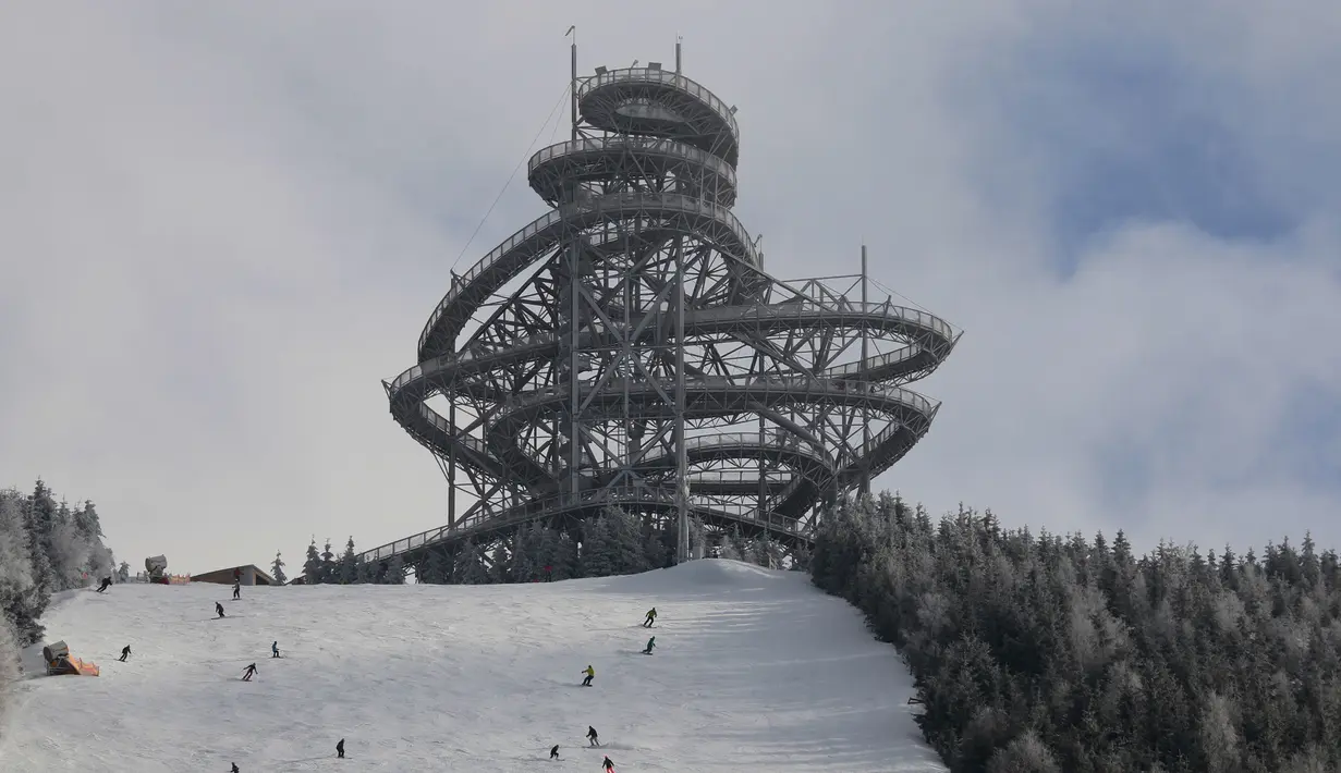 Pemandangan dari Dolni Moravana Skywalk di Moravia Tengah, Republik Ceko, 12 Februari 2016. Struktur unik bangunan ini pertama dibuat 2012 oleh seorang arsitek bernama Zdeněk Franek.,dengan balutan kayu dan baja yang menyatu dan melingkar (RADEK MICA/AFP)