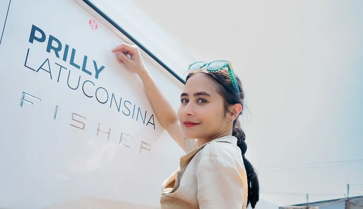 <p>Yacht Merry Fisher 795 yang dibeli Prilly memang tidak sembarangan. Kapal ini dilengkapi ruang kemudi yang nyaman, bahkan bisa memuat hingga empat orang di dalamnya. Kapal dengan kecepatan di atas 40 km/jam ini memudahkan Prilly untuk menjelajah lautan demi menikmati hobinya. (Liputan6.com/IG/@prillylatuconsina96)</p>