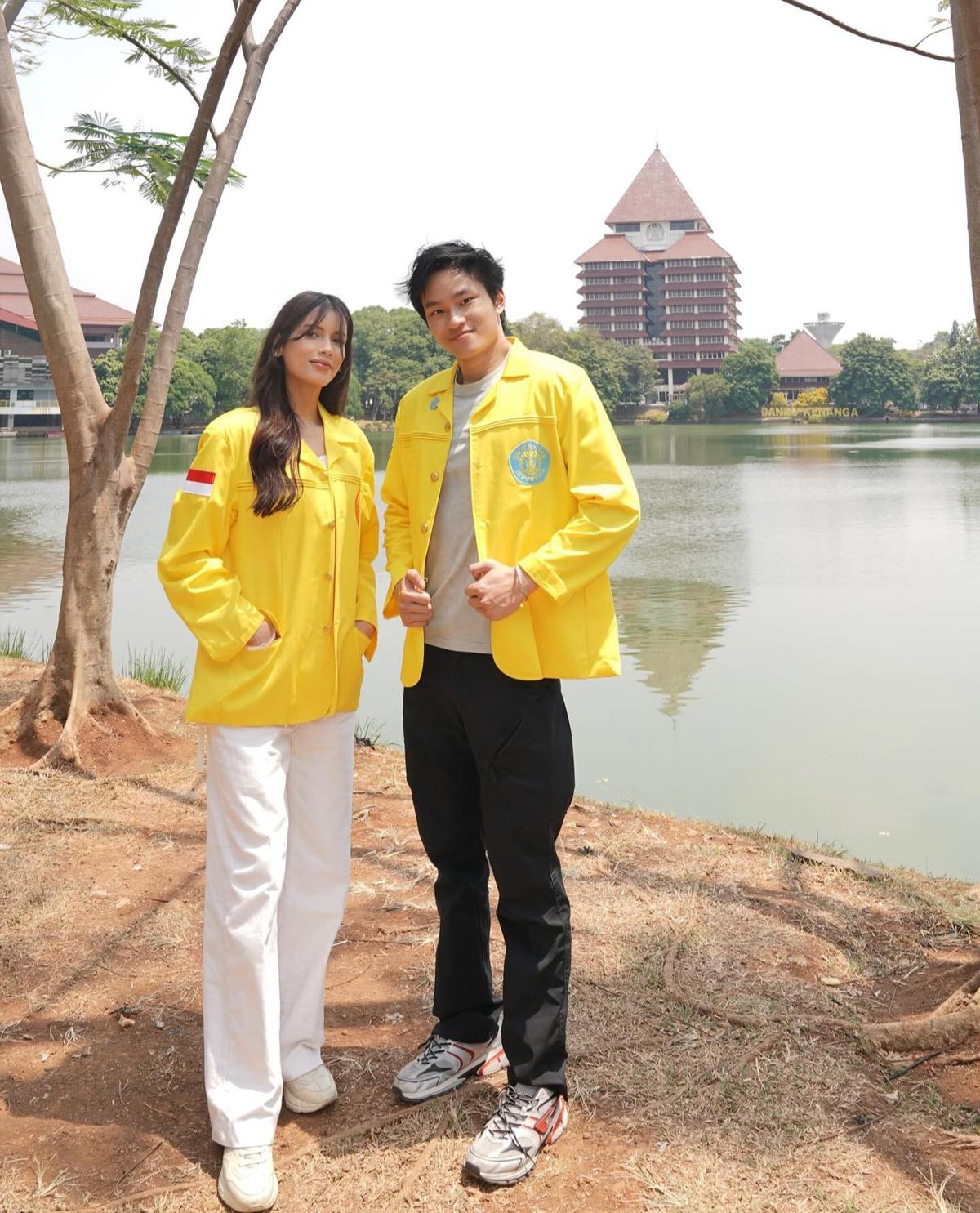 Potret Sabrina dan Azka Pakai Jas Almamater UI