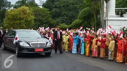 Suasana saat penyambutan datangnya PM Jepang, Shinzo Abe di Istana Kepresidenan Bogor, Jawa Barat, Minggu (15/1). Ada sejumlah acara yang digelar di Istana Bogor ini, antara lain‎ Veranda Talk/Garden Talk. (Liputan6.com/Panca Syurkani/Pool)