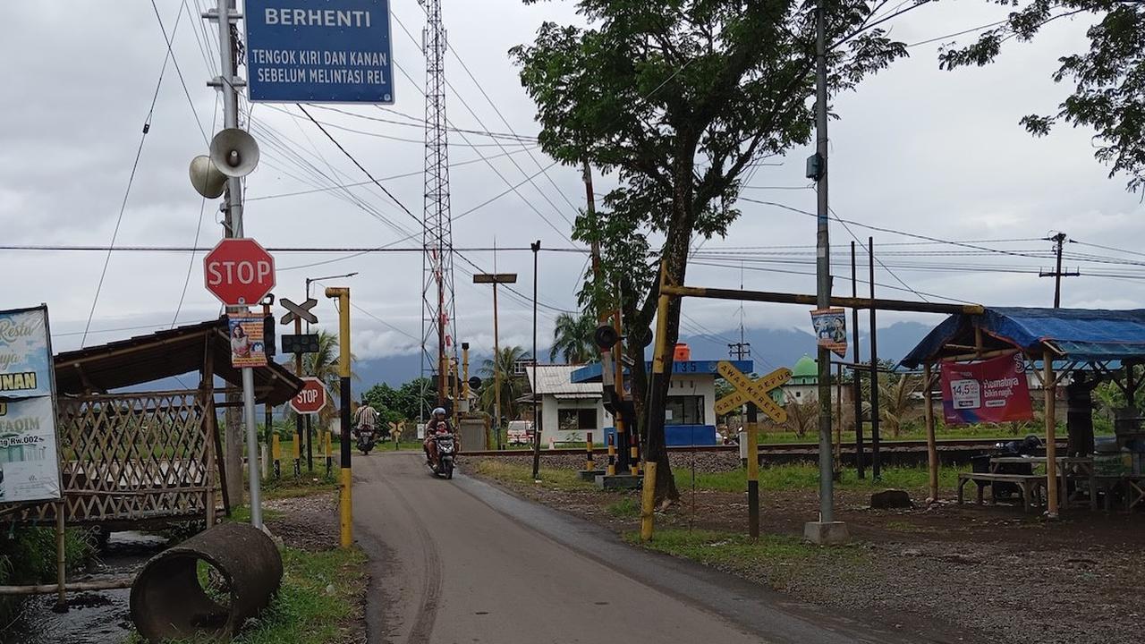 Pemkab Jember Tak Mampu Gaji Honorer, Warga Swadaya Gaji Petugas Perlintasan Kereta
