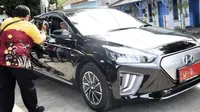 Wakil Gubernur Jawa Barat nyetir Hyundai Ioniq Electric (Instagram/@ruzhanul)