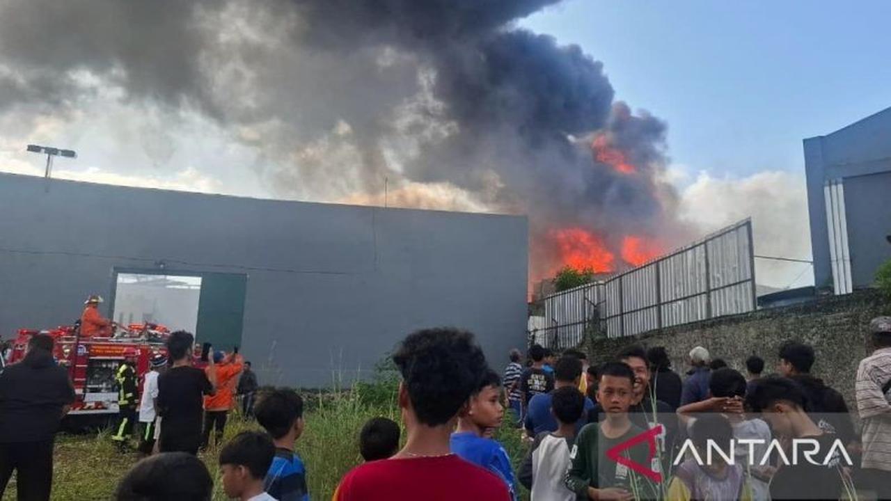 Petugas Gabungan Berjibaku Padamkan Kebakaran Gudang Toko Serba Ada di Cianjur