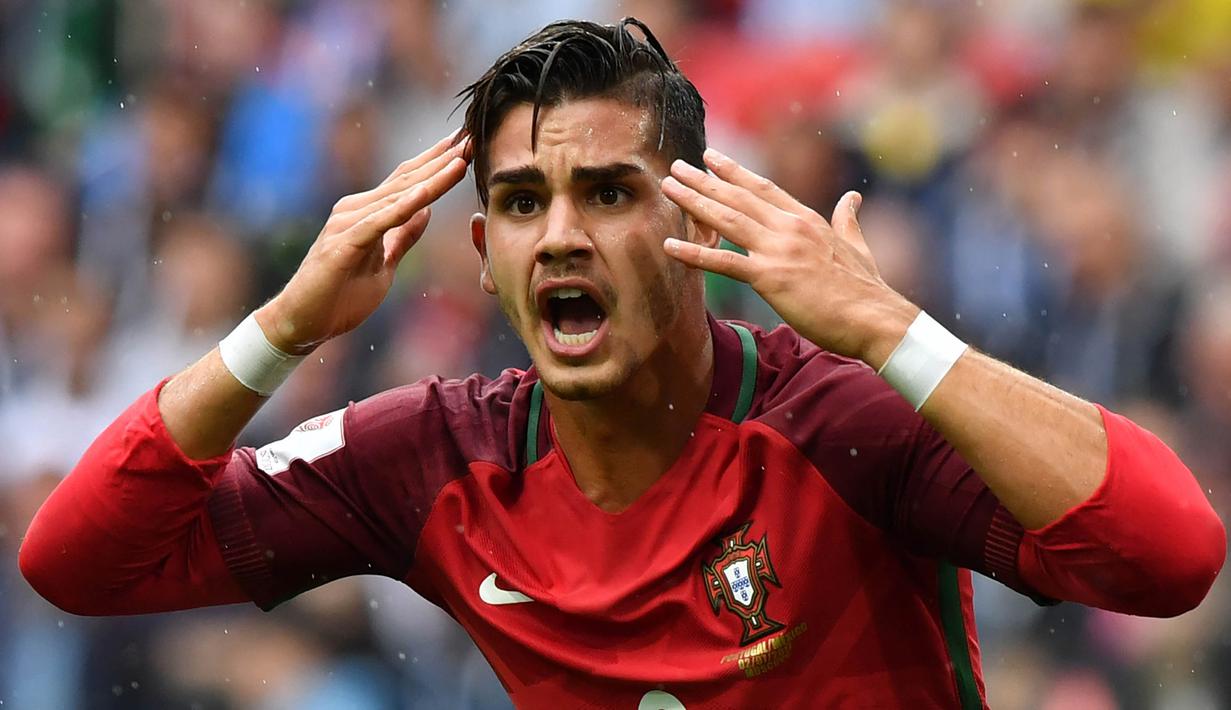 2. Andre Silva (Portugal) -  Andre Silva penyerang masa depan Portugal gagal tampil memukau di Piala Konfederasi 2017. Ketajaman striker baru AC Milan tersebut menurun drastis, dia hanya melesakkan satu gol dari lima laga. (AFP/Yuri Kadobnov)