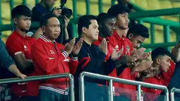 Ketua PSSI, Erick Thohir, bersama pemain Timnas Indonesia U-20 menonton laga Timnas Indonesia melawan Burundi pada pertandingan kedua FIFA Matchday di Stadion Patriot Candrabhaga, Bekasi, Selasa (28/3/2023). (Bola.com/M Iqbal Ichsan)